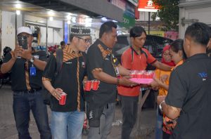 Bekerjasama dengan sponsor membagikan minuman