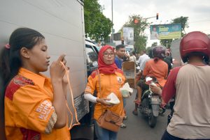 Tim sponsor sirup Kurnia Sidoarjo turut membantu Wartapos dalam membagikan Takjil