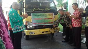 Wakil Bupati Lumajang pecahkan kendi disalah satu truck pengangkut bawang putih