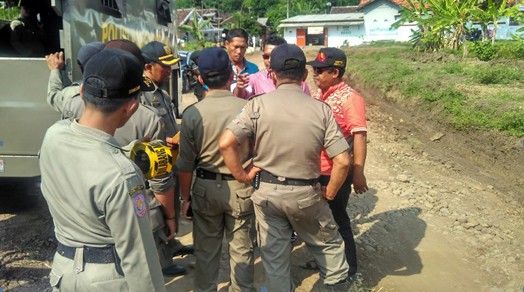 Tim Satpol PP Kabupaten Probolinggo saat bersitegang dengan anggota LSM