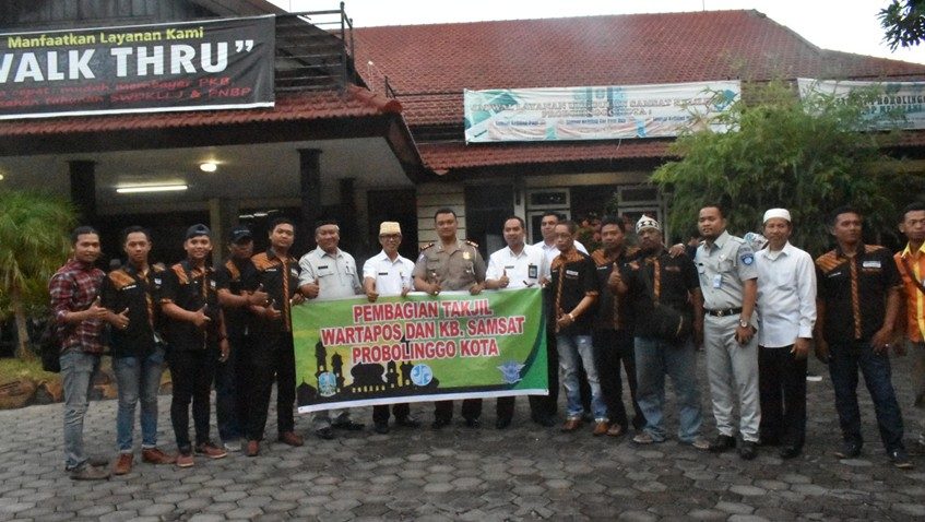 bagi takjil bersama samsat kota Probolinggo