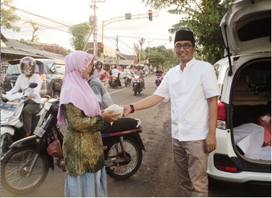 Ir H Zulfikar imawan, Ketua DPD Partai Nasdem kota Probolinggo yang turut mebagikan paket takjil