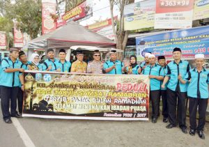 Kepala UPT Dispenda Prov R Priambodo, Adpel, KRI serta jajaran staf Samsat Kraksaan saat foto bersama.