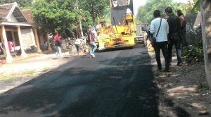 Gambar saat pengerjaan jalan hotmix di desa Seketi