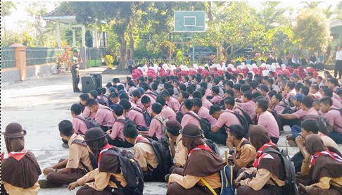 Koramil Gending 0820_19 Berikan Wawasan Kebangsaan Pada Siswa-Siswi SMPN 2 Gending