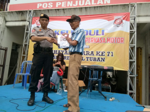 Penyerahan tali asih kepada beberapa warga oleh salah satu anggota Polsek Rengel