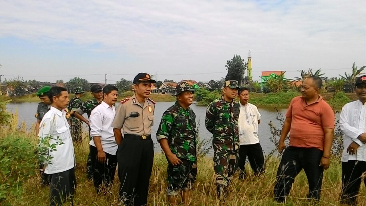 Rombongan kegiatan meninjau waduk Desa Jogodalu