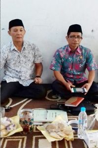 Irsyad, Kades Patemon Kec Krejengan (kiri) bersama pengurus yayasan