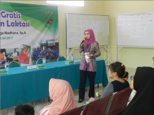 Elok Wahyuningtyas, Ketua panitia saat memberikan pemaparan terkait profil RSIA Amanah