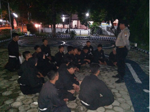 Aiptu Sunar, KSPK Polsek Rengel saat sampaikan arahan dan binaan kepada Perguruan Silat Persaudaraan Setia Hati Terate