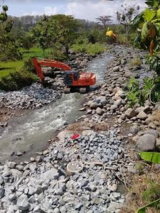 Pembangunan Proyek Jembatan Kresek Menggunakan Material Batu Dari Sungai
