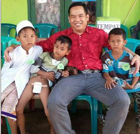 Dr. H. Aminuddin, Sp. OG(K) M.MKes, Owner RSIA Amanah foto bersama Ketua RW dan anak yang dikhitan