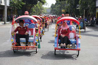 Bupati beserta ibu naik becak saat konvoi becak