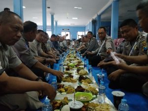 Kebersamaan seluruh anggota bersama Kanit AKP Sigit lagi makan makan 