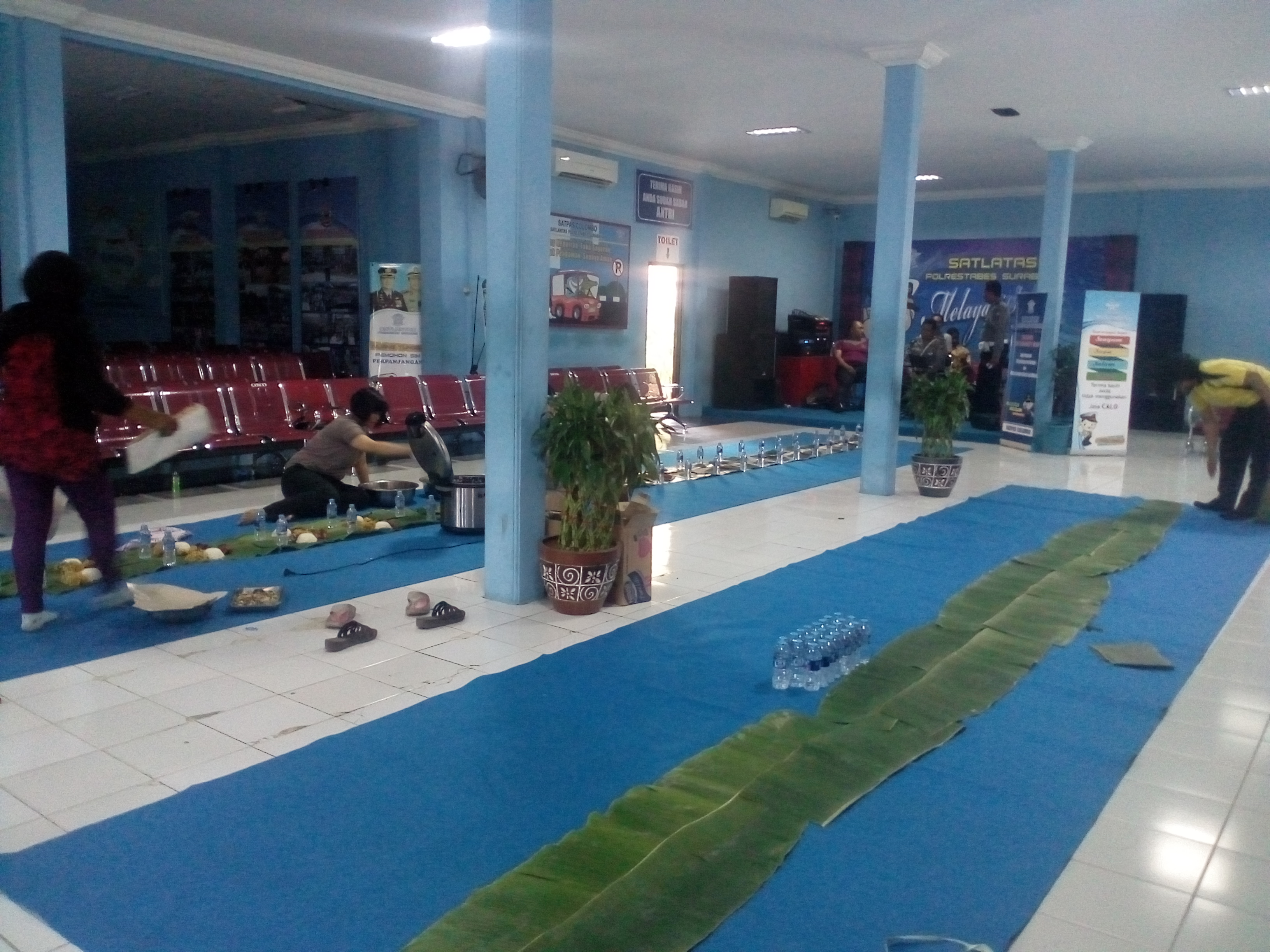Tampak kesibukan Polwan mempersiapkan sajian lesehan, dan Tim musik ikut siap siap
