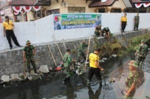 Terlihat Beberapa Anggota Kodim 0808 , Membersihkan Kali