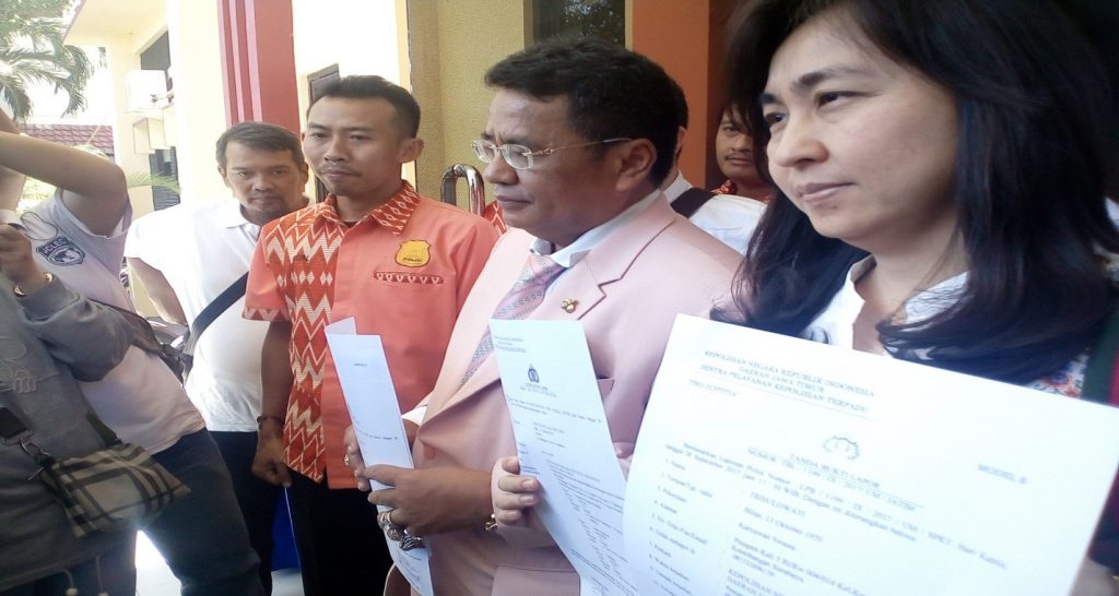  Chin Chin dan Pengacaranya Hotman Menunjukan bukti Laporan Polisi di Polda Jatim