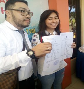 Photo Kanan : Chin Chin dan Kiri Pengacaranya Ronald Talaway.SH