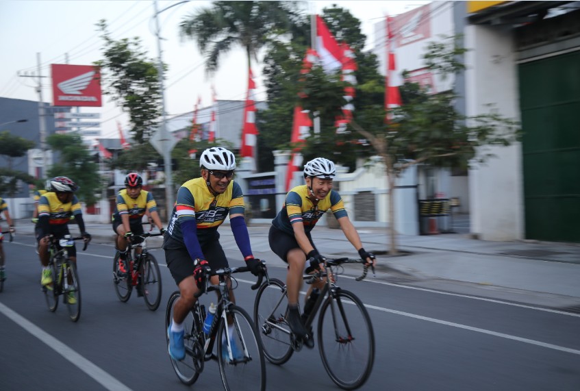 Kolonel Kav M. Zulkifli bersepeda (Gowes) bersama anggota Korem 084/BJ.