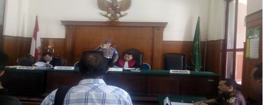 Hakim tunggal Pujo Saksono.SH.MH membacakan putusan pra peradilan henry j Gunawan, Di saksikan Darwis.SH selaku Kuasa Hukum Kejaksaan Tinggi dan Kejari Surabaya