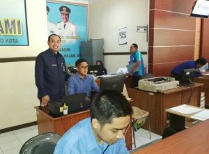 Eko Maqsudi, Kepala Adple samsat Probolinggo kota membaur bersama staf
