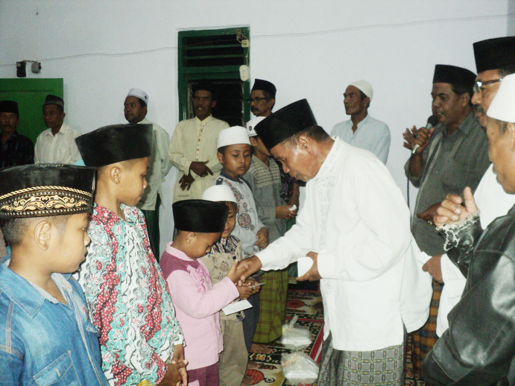 Drs Mujiman M.MPd saat memberikan santunan pada sejumlah anak yatim