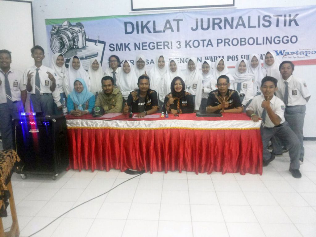 Siswa dan guru SMKN 3 kota Probolinggo foto bersama Wartapos saat kegiatan Diklat Jurnalistik