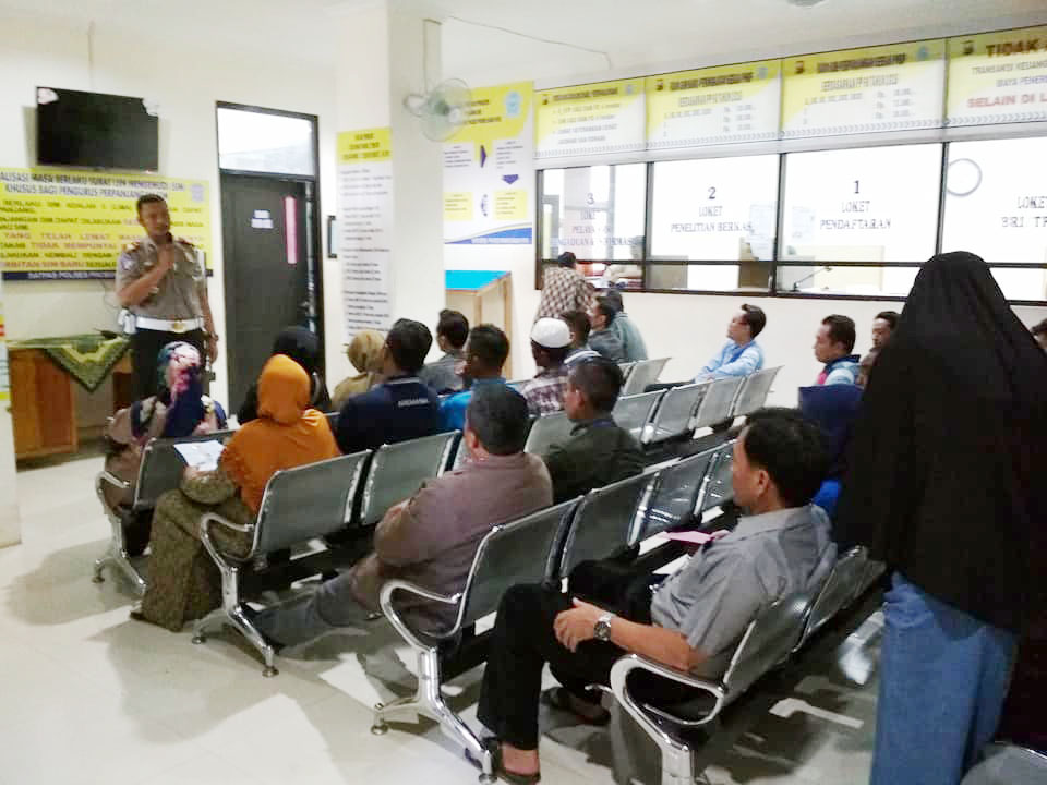 Kegiatan sosialisasi penggunaan SIM dalam berkendara di kantor Satlantas Polres Probolinggo kota. AKP Alpo Gohan, Kasatlantas (insert)