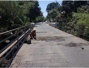 jembatan widuri yang menuju jalan poros ke Cermee Bondowoso Memprihatinkan