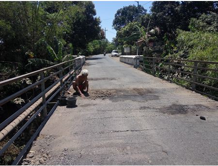 jembatan widuri yang menuju jalan poros ke Cermee Bondowoso Memprihatinkan