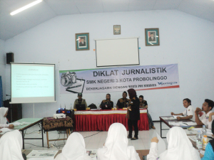 Diklat Jurnalistik di SMKN 3 Kota Probolinggo. Peny Agustini (Warta Pos) yang menjadi pemateri dalam kegiatan ini