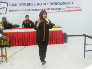 Diklat Jurnalistik di SMKN 3 Kota Probolinggo. Peny Agustini (Warta Pos) yang menjadi pemateri dalam kegiatan ini