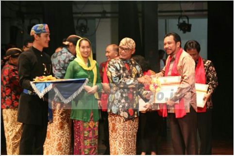 WARISAN BUDAYA : Kepala Disdik Kaltara Sigit Muryono mewakili Gubernur Kaltara Dr H Irianto Lambrie menerima sertifikat WBTB untuk 3 karya budaya dari Kaltara dari Mendikbudi Muhadjir Effendy di Gedung Kesenian Jakarta