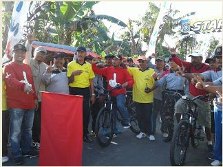 pelepasan peserta gowes oleh ketua DPRD kab. Lumajang