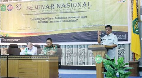 PENEGASAN : Gubernur Kaltara Dr H Irianto Lambrie memberikan sumbang pemikiran mengenai cara yang tepat membangun perbatasan di hadapan peserta Venas VIII AIHI 2017 di Ruang Serbaguna Lantai 4 Gedung Rektorat Unmul Samarinda