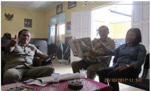 Kepala Desa Banyumudal, Slamet Black (kiri) bersama Mardianto, Sekdes (tengah) menyambut hangat awak media Wartapos.