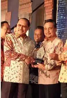 Bupati Lumajang serta Bupati daerah lain saat terima piagam penghargaan