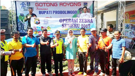 Bupati Tanri saat berfoto bersama Kades se Kec Sumberasih dan jajaran Satlantas Probolinggo pada acara Gotong royong bersama Bupati di Desa Muneng kec Sumberasih.