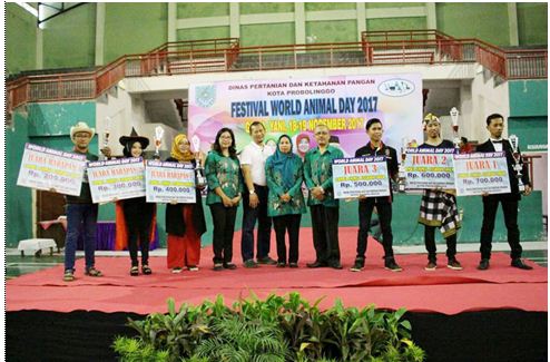 Asisten dan Kadisperta Ir Sukarning Yuliastuti MSi foto bersama para pemenag lomba