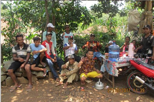 Gotong royong masyarakat desa simpur bangun rumah warga yang tertiup angin