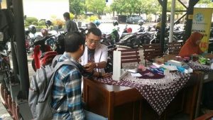 Petugas medis Jasa Raharja yang melayani pengecekan kesehatan serta pengobatan massal di sekitar kantor Samsat Kraksaan.