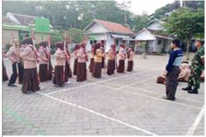 Serda Saiful, anggota Koramil 0820/19 Kotaanyar saat membimbing siswa dalam kegiatan Pramuka