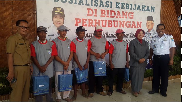 penyerahan Surat Tanda Nomor Becak (STNB) dan Tanda Nomor Becak (TNB)