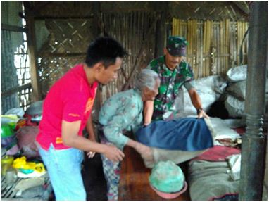Koramil 0820/16 Paiton Bantu Rehap Rumah Warga