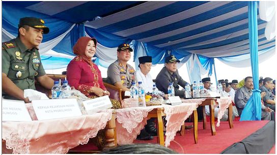 Walikota Rukmini, Kapolres, Dandim 0820 dan tokoh lainnya ketika menyaksikan simulasi