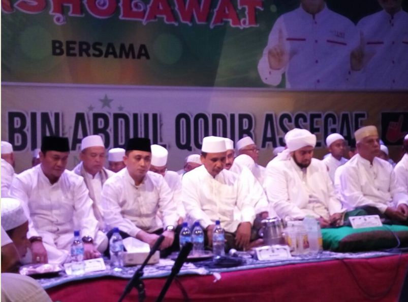 Bupati dan Habib Syeh berada ditengah jamaah sholawat