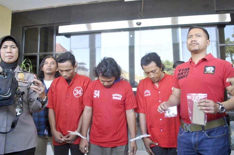 Kanit Resmob Ipti Bima Sakti bersama tiga tersangka saat konfrensi pres.