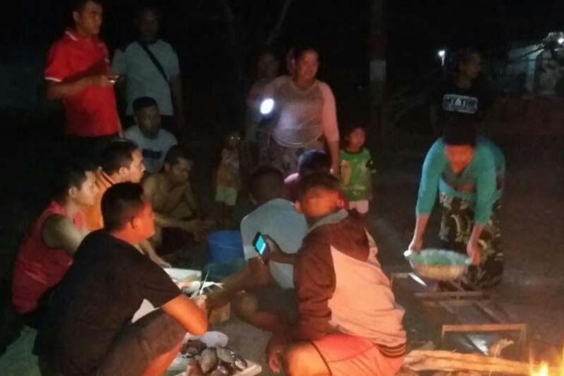 Kebersamaan dan keakraban TNI dengan rakyat