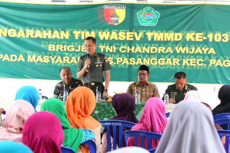 Brigjen TNI Chandra Wijaya memberikan pengarahan kepada masyarakat desa pasanggar.