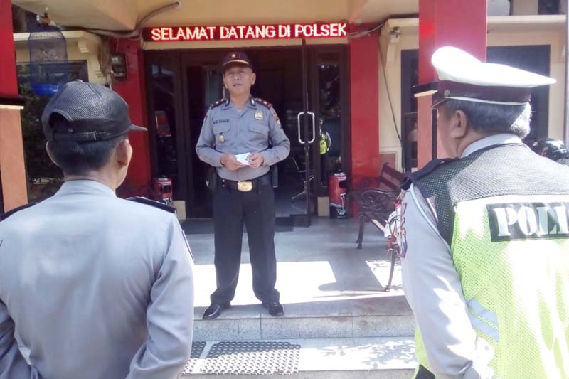 Kapolsek Asemrowo saat pimpin oprasi Cipta kondisi